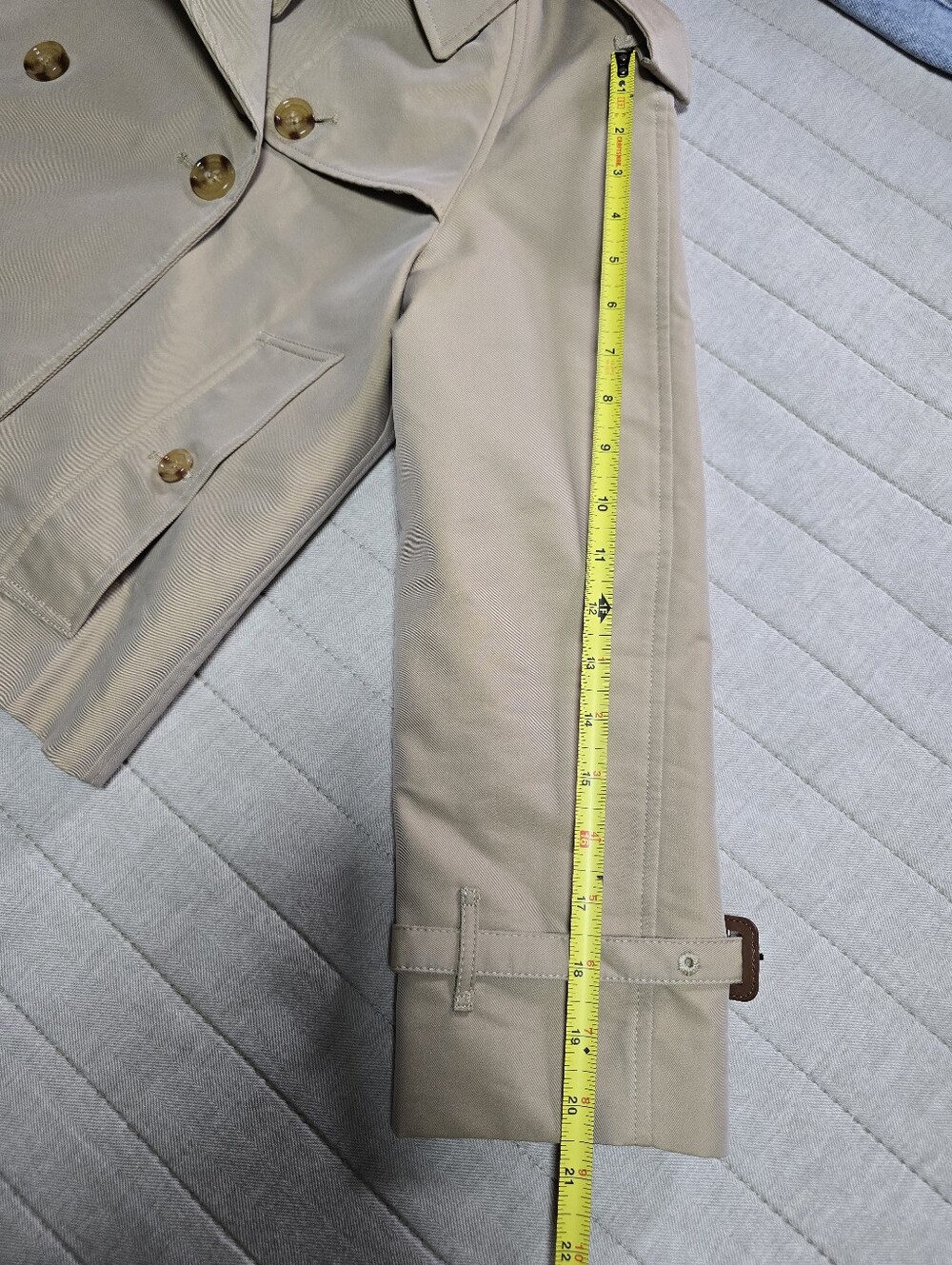 Cropped Classic Beige Women’s Trench Coat with Plaid Lining - Picture 15 of 15